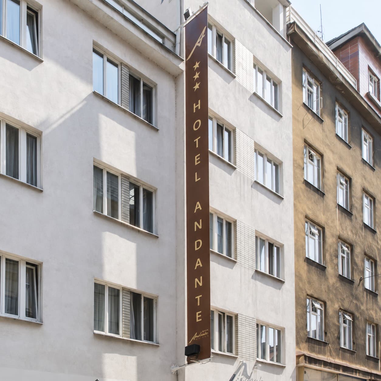 Jedenáctimetrový banner HOTEL ANDANTE na nároží domu v Praze