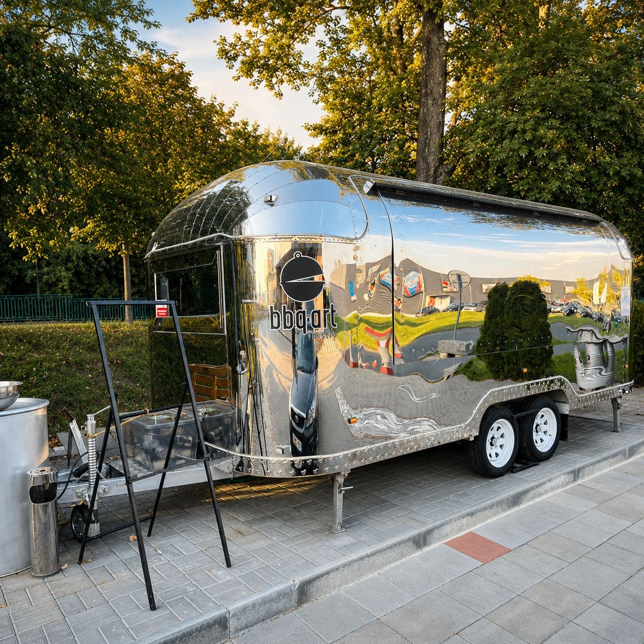 Zrcadlový food truck BBQ Art bistro s černým polepem loga