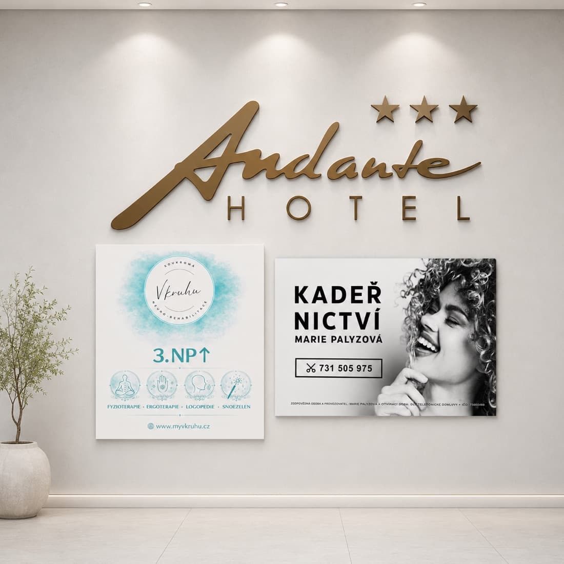Prostorové logo hotelu Andante a cedule nájemců v recepci